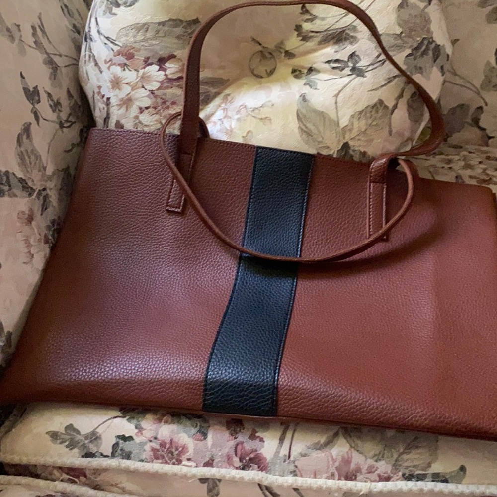 Tote with black trim